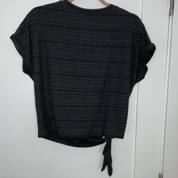 GapFit Breathe small women’s Boxy Tie Front Short Sleeve Tee - Picture 14 of 14